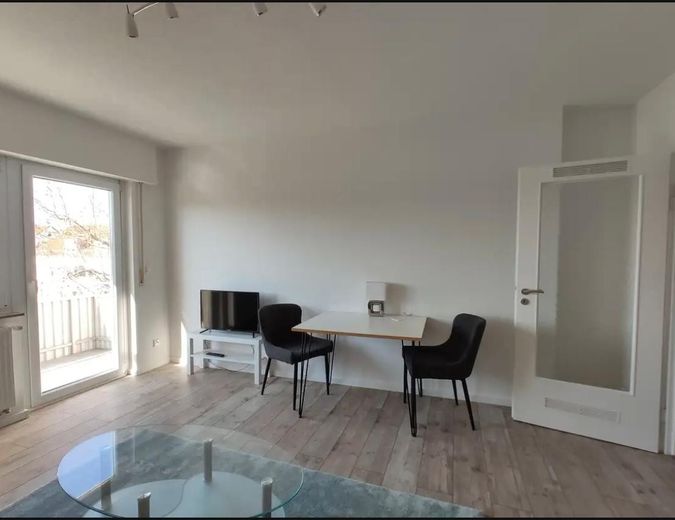 Kernsanierte und lichtdurchflutete 1-Zimmer Wohnung mit Balkon und Fernblick in Stuttgart-Weilimdorf – Foto 2