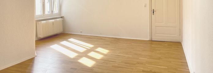 Luminoso apartamento antiguo de 1 habitación con cocina independiente – disponible para ocupar de inmediato – Zimmer