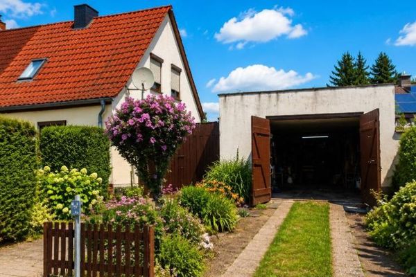 Naturnah wohnen in ruhiger Lage – charmante Doppelhaushälfte mit großem Garten und viel Potenzial