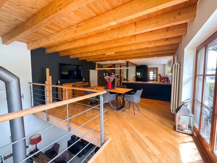 Architektur trifft Privatsphäre – besonderes Einfamilienhaus mit Pool, Sauna und Garten im Grünen – Galerie an Essbereich