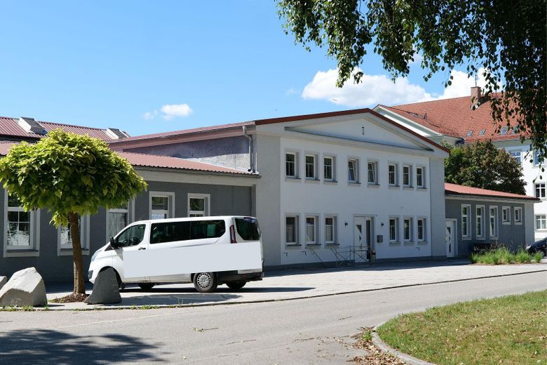 Robuste Industriehalle für Lager, Produktion, Gewerbe – Neue Parkplätze Nordost