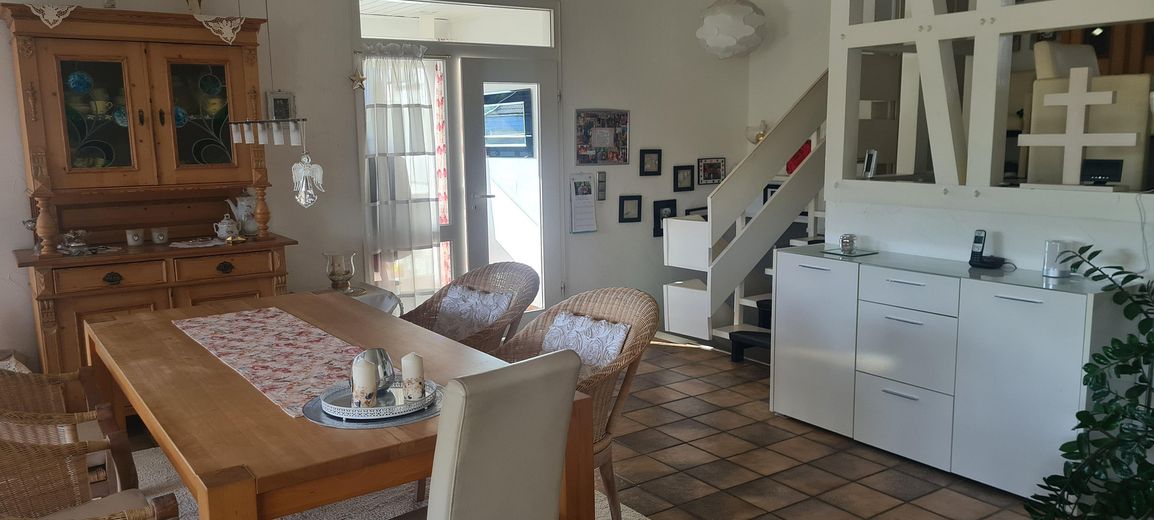 Großzügiges Architektenhaus mit Einliegerwohnung auf traumhaft angelegtem Grundstück – Essbereich-Blick zur Galerie