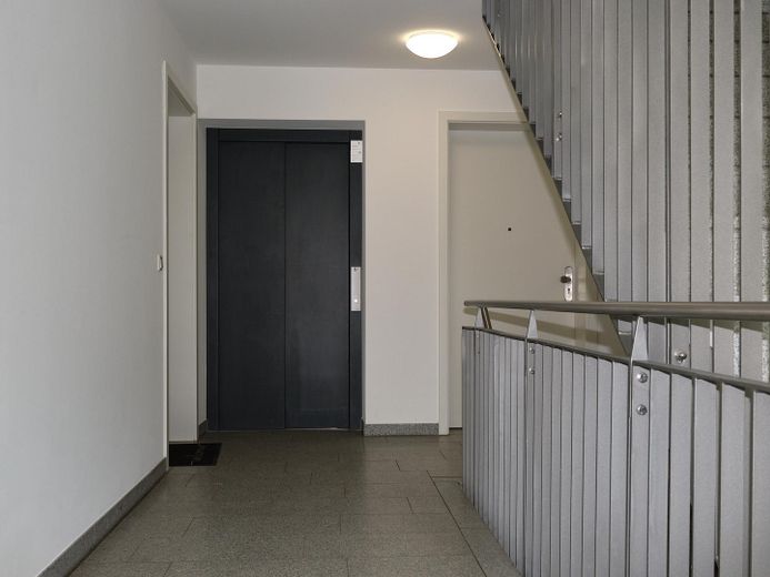 *PROVISIONSFREI* Hochwertige Erdgeschoss-Terrassenwohnung in Bestlage Maxhofstraße - Fürstenried – Treppenhaus Erdgeschoss