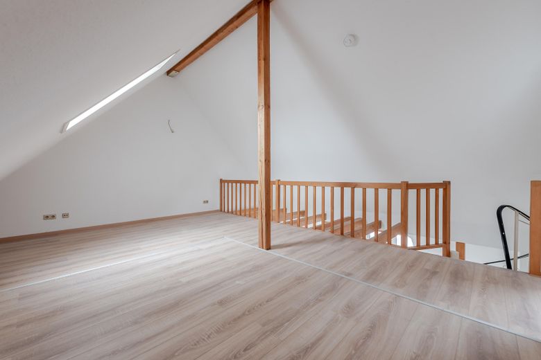 Loft-Feeling auf zwei Ebenen: Maisonette mit Galerie und Balkon mitten in Bensheim – Galerie
