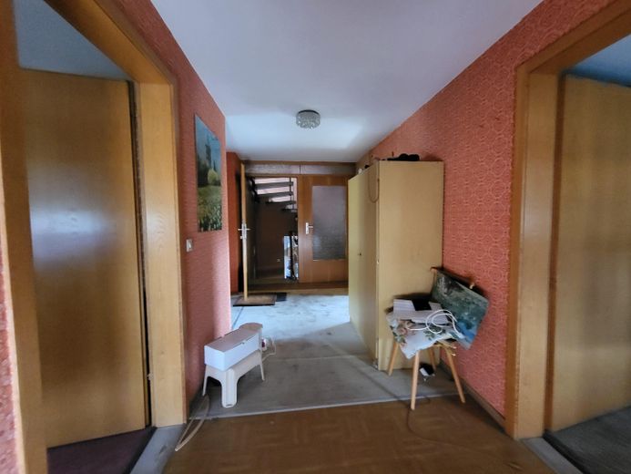 Edificio residenziale versatile da ristrutturare con fienile a Unterensingen – Flur