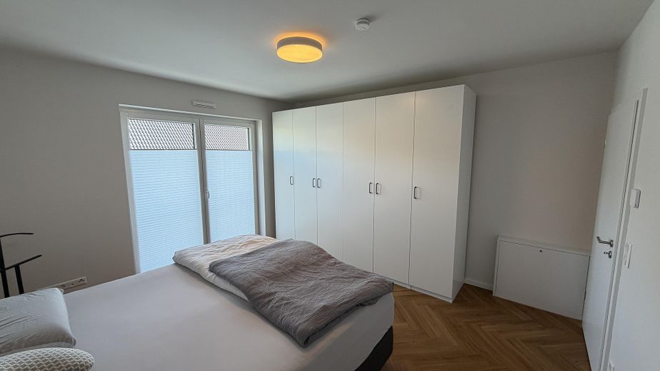 Yeni değerinde masif yapı ev (A+) – ısı pompası, tasarım mutfak ve Wallbox ile, Kulmbach – Schlafzimmer
