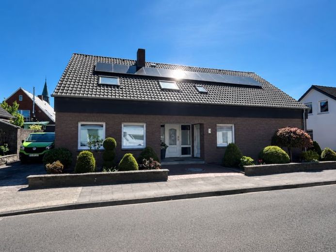 Modernisiertes Einfamilienhaus mit Einliegerwohnung – Foto 1