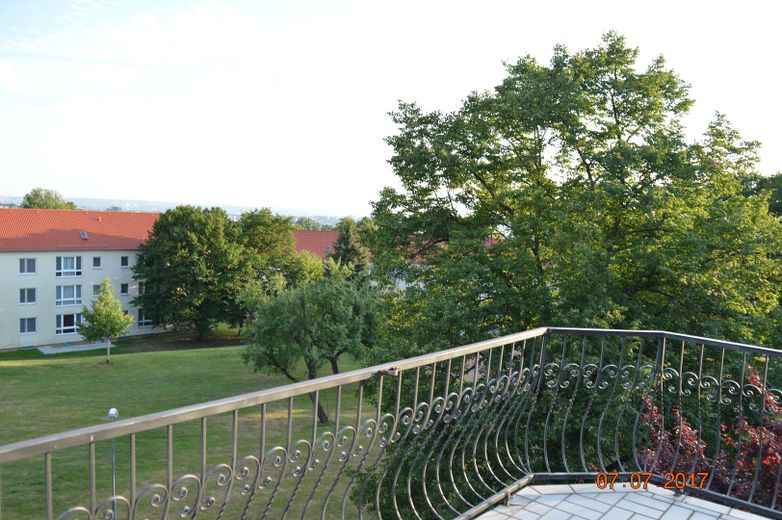 Habiter merveilleusement en solitaire, au calme et au milieu de la verdure de WI-Sonnenberg, sur un versant sud – Balkon Sicht nach Südsüdwest
