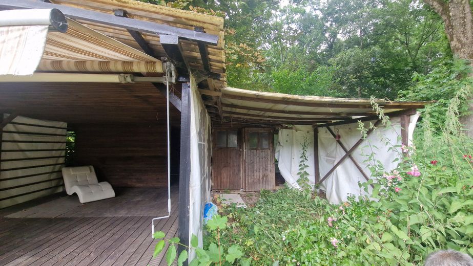 Terasse und Holzschuppen