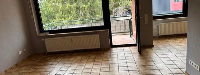 Helle 3-Zimmer-Wohnung in citynaher Lage von Eschweiler – Wohnzimmer mit Teil des Eßbere