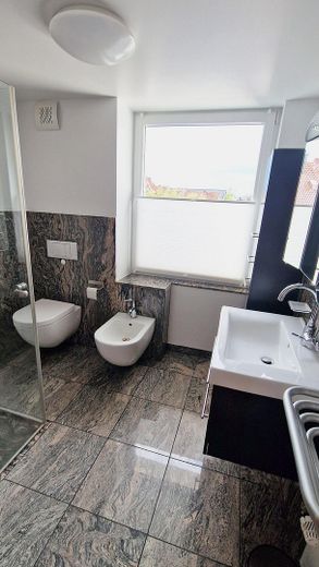 Hochwertig sanierte 5 Zi.- ETW in Gütersloh - Dachterrasse, Doppelgarage – Badezimmer Naturstein