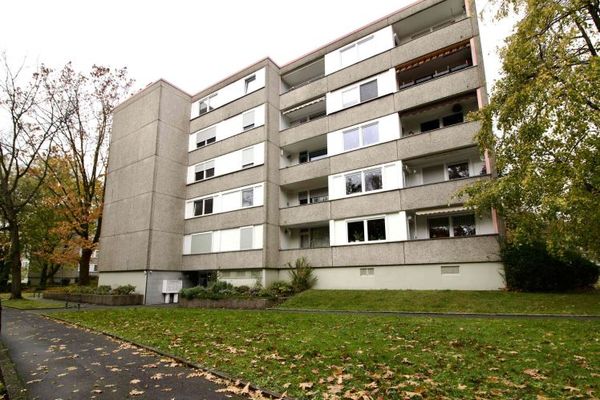 ***Großzügige Wohnung im Hochparterre sucht neuen Eigentümer ***