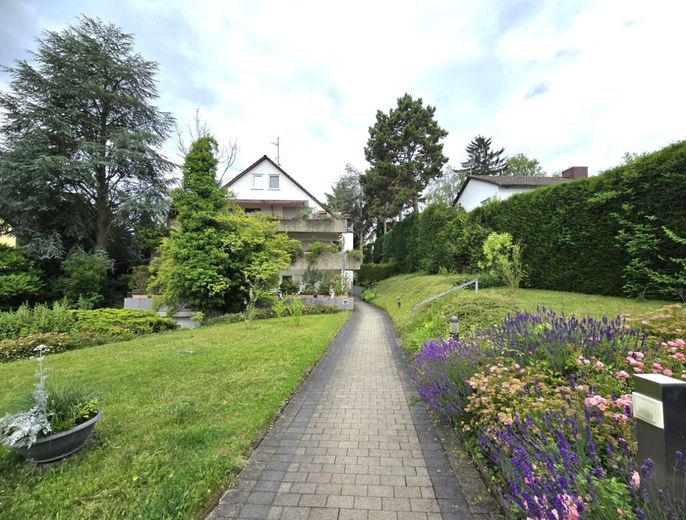 Wiesbaden: Top-Lage, beste Nachbarschaft, frische Luft, Ruhe plus Naturgeräusche pur! – Grundstückseingang