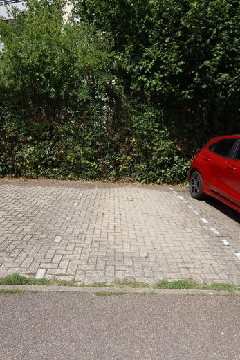 Appartement 3 pièces avec balcon et place de stationnement à Niefern – Stellplatz