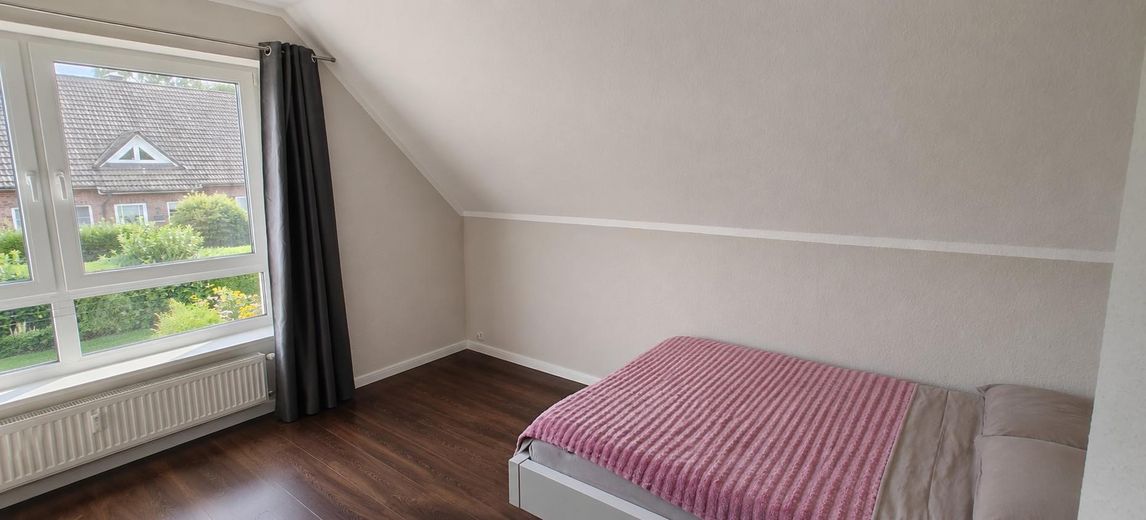Gepflegte Doppelhaushälfte mit Einzelhauscharakter, EEK A und hochwertiger Ausstattung – Kinderzimmer (KI bearbeitet)
