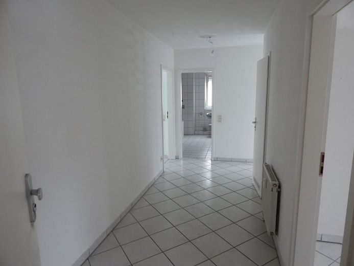 **Wohnfreundlicher Grundriss mit viel Tageslicht in fast zentraler Lage** – Flur