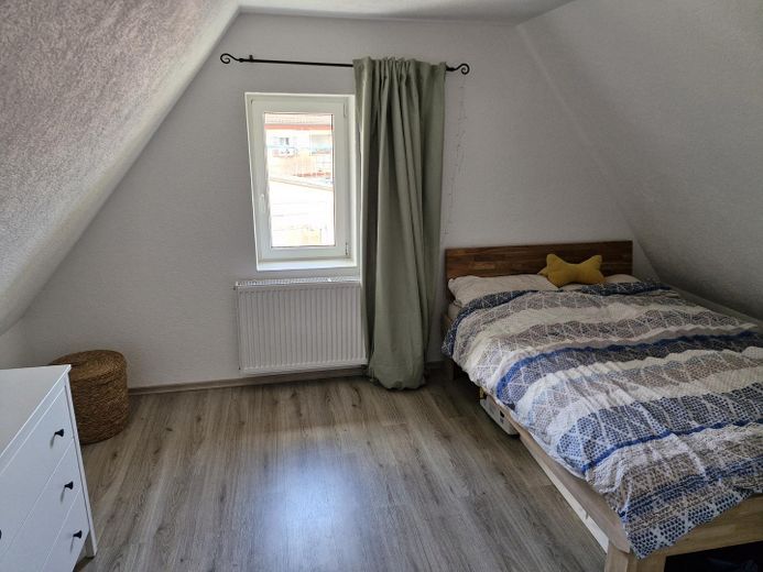2,5 Zi. DG-Wohnung (auch als WG geeignet) – Zimmer rechts