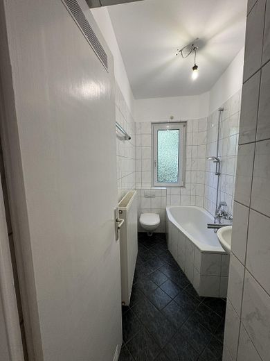 Rarität im Altbau mit Balkon – Bad