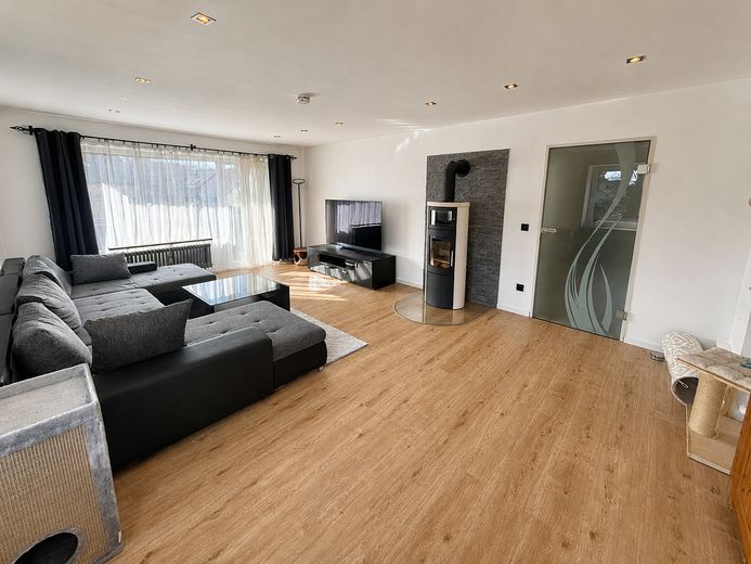 Großzügige 4-Zimmer-Wohnung in Rosenheim mit 2 Bädern & 2 Balkonen – Wohnzimmer