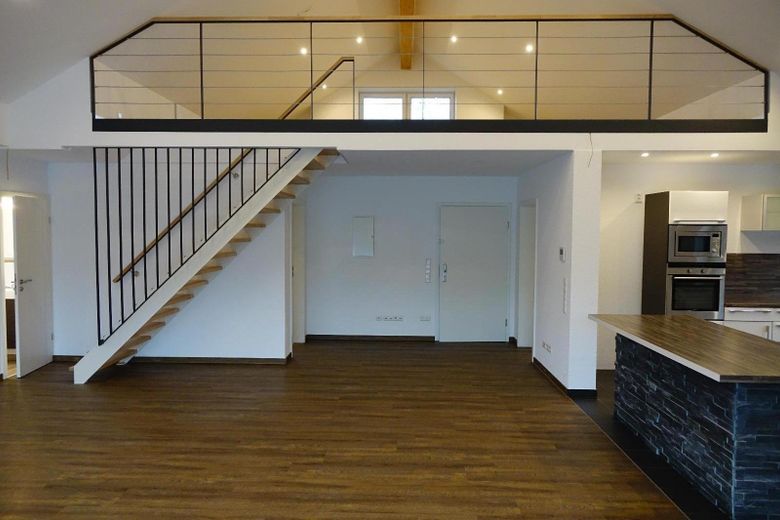 Wohnen wie im Penthouse: Galerie, Kamin und riesiger Wohnbereich – Wohnbereich Blick auf Galerie