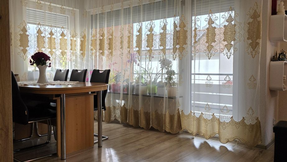 Wohnzimmer mit Balkon 1. OG