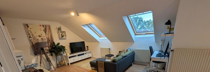 Helle 3-Zimmer-Dachgeschosswohnung mit Südwest-Terrasse, Einbauküche und Blick zur Boselspitze – Wohnzimmer