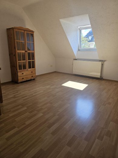 Top-Anbindung & WG-geeignet: Helle 2.5-Zi-DG-Wohnung mit EBK in Stgt-Bad Cannstatt – Wohn/Schlafzimmer2