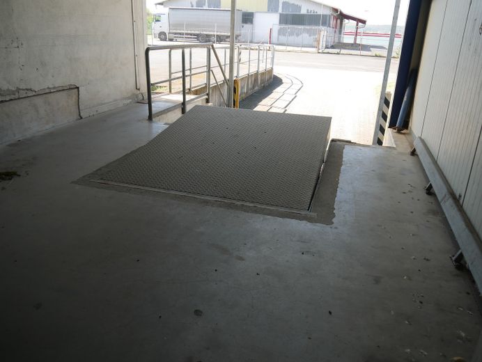 Verkaufshalle / Lagerhalle mit Büroräumen in zentraler Lage von Deutschland – Foto 14