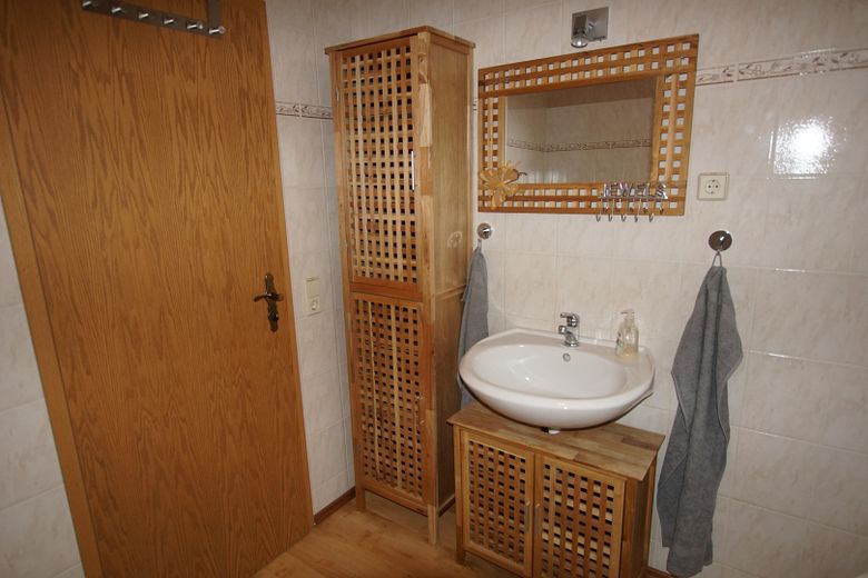hochwertig saniertes Reihenhaus mit EBK, Wintergarten, provisionsfrei – Gäste WC OG