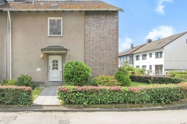 Garten ve garajlı, Mülheim-Heißen'de yaklaşık 201 m² büyüklüğünde iki aileli ev