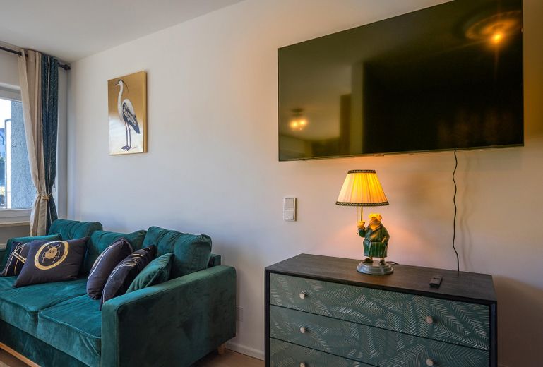 Wunderschöne City Wohnung im Zentrum von Dachau mit Blick auf den Schlosspark! Vollständig möbliert. – Blick in den Wohnbereich 