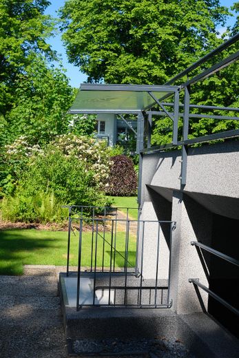 Erstbezug nach Kernsanierung – Reihenendhaus mit großem Garten und Garage in Bremen-Alt-Osterholz – Glasdach zum Kellereingang
