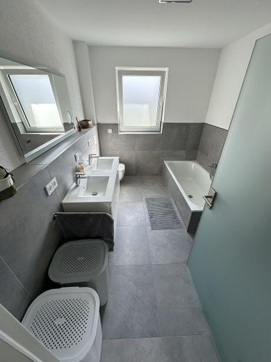 Tageslichtbad mit Wanne