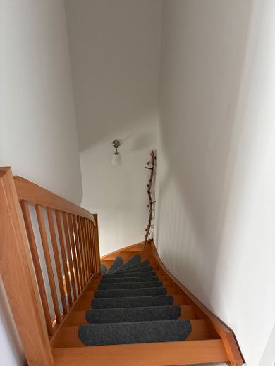 **FLATERATE MIETE!** 2R. Wohnung (BJ2019), inkl. hochwertiger Küche (EBK), FBH, Wallbox, – Treppe zum OG