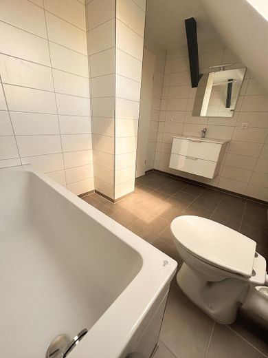 Frisch sanierte 2-Zimmer-Dachgeschosswohnung mit Klimaanlage | Garten optional – Badezimmer 2