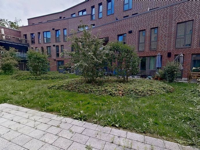 Modernes Wohnen auf zwei Ebenen: Stilvolle Maisonette-Wohnung mit eigenem Garten in Rissen – Garten