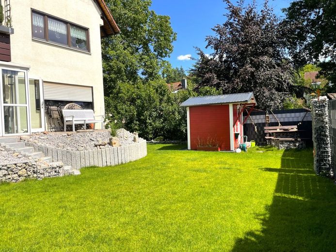 Zentrumsnah: Helle Wohnung mit Garten und Garage – Garten