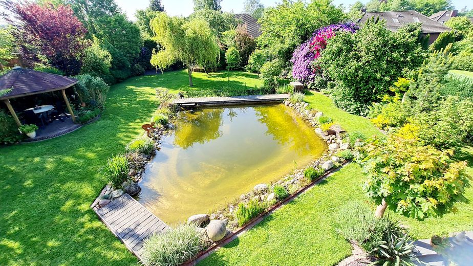 Perfektes Familiendomizil: Zentral wohnen, am Waldrand leben - provisionsfrei – Schwimmteich