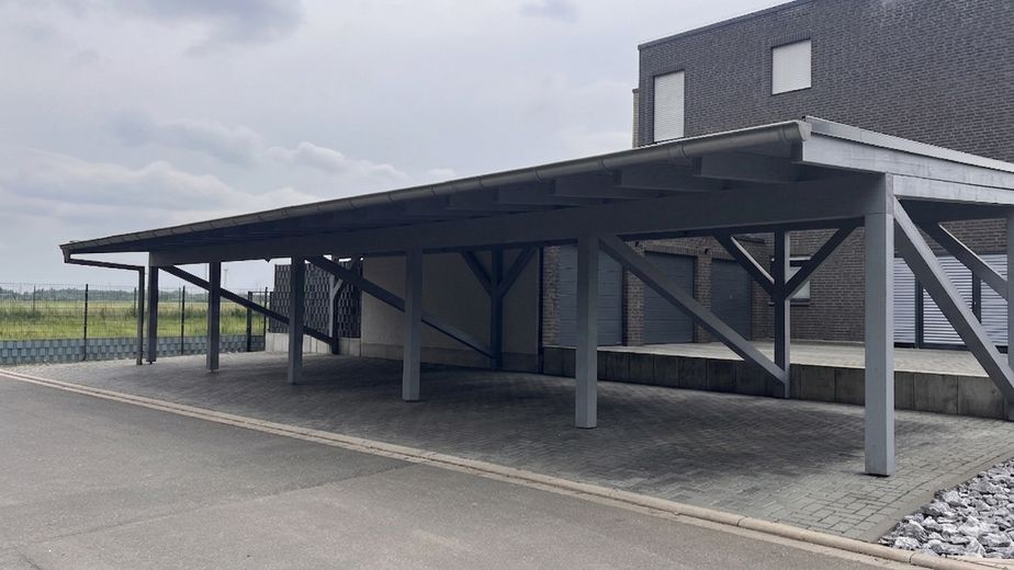 Teilmöblierte barrierearme 3 Zimmer Wohnung mit Balkon und Aufzug in ruhiger Lage – Carport