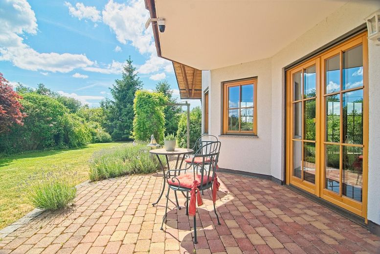 Prestigious A+ country house with in-law apartment on park-like grounds – Südterrasse