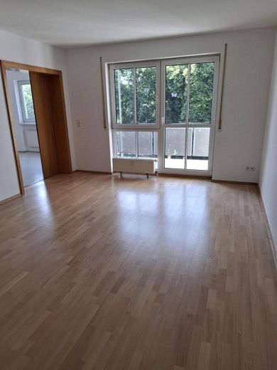 „Your morning coffee with river view – 3 rooms, loggia & unobstructed water location in Leipzig Plagwitz“ – Wohnzimmer Loggia und Küche