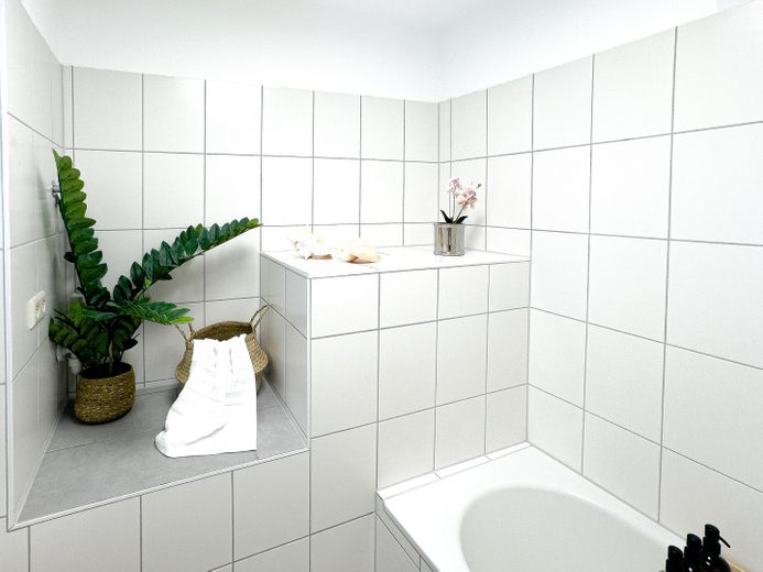 Apartament zamkowy nad Jeziorem Bodeńskim – osobne wejście, szybki internet do pracy z domu, dostępny od zaraz – Badezimmer
