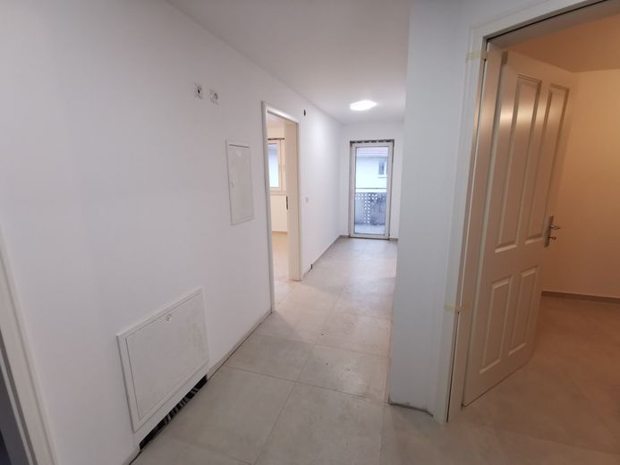 Neubau mit Expressanschluss an die BAB 5 – Flur
