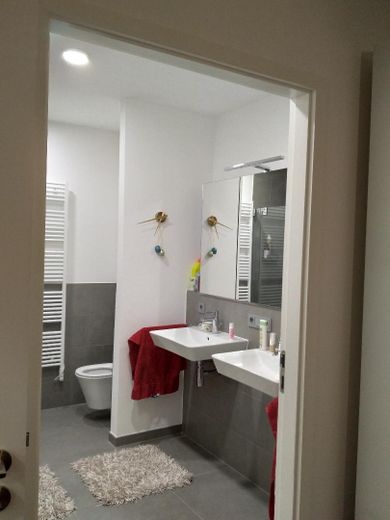 Appartement exclusif de 3 pièces, climatisation au plafond, chauffage au sol dans un parc avec jeux d’eau, 2 salles de bains – gr. Bad , WC und Dusche, 2 Was