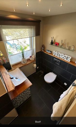 Bungalow familial de rêve avec 6,5 pièces et piscine à Wedemark – Familienbad