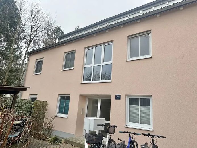 Appartamento di 3 locali senza provvigione con balcone esposto a sud, posto auto in garage sotterraneo e riscaldamento a pavimento – Hausansicht