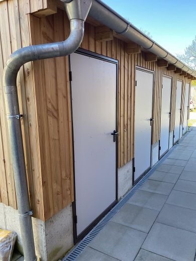 Fischerhude - Quelkhorn Barierefreie EG-Neubauwohnung in KfW 40 Ausführung, bezugsfertig – Abstellhaus vor dem Haus 