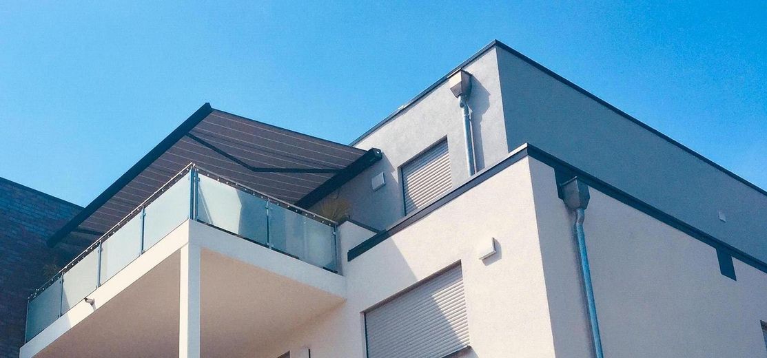 Große Terrasse mit Markise