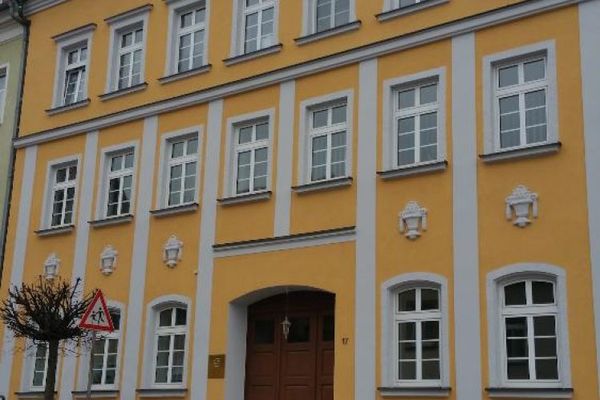 Schöne, helle 6 Büroräume in zentraler Lage mit Balkon und Stellplätzen