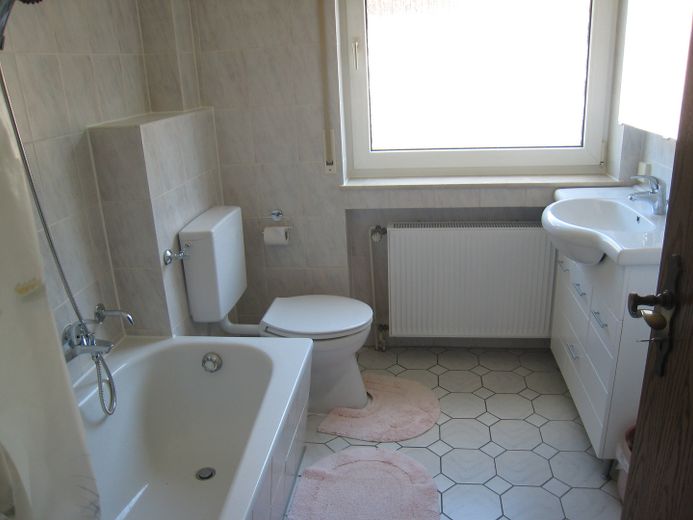 Appartement lumineux de 2 pièces avec terrasse, quartier de Niederursel – Bad